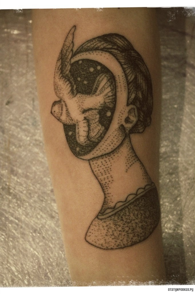 Фотография татуировки под названием «Девушка с лицом летящей птицы»