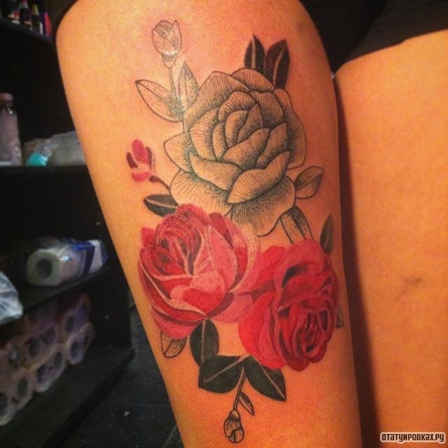 Фотография татуировки под названием «Розы с листьями»