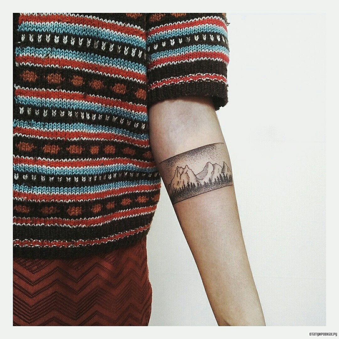Фотография татуировки под названием «Браслет дотворк с горами»