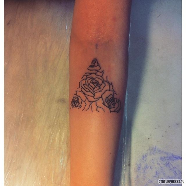 Фотография татуировки под названием «Розы в треугольнике»