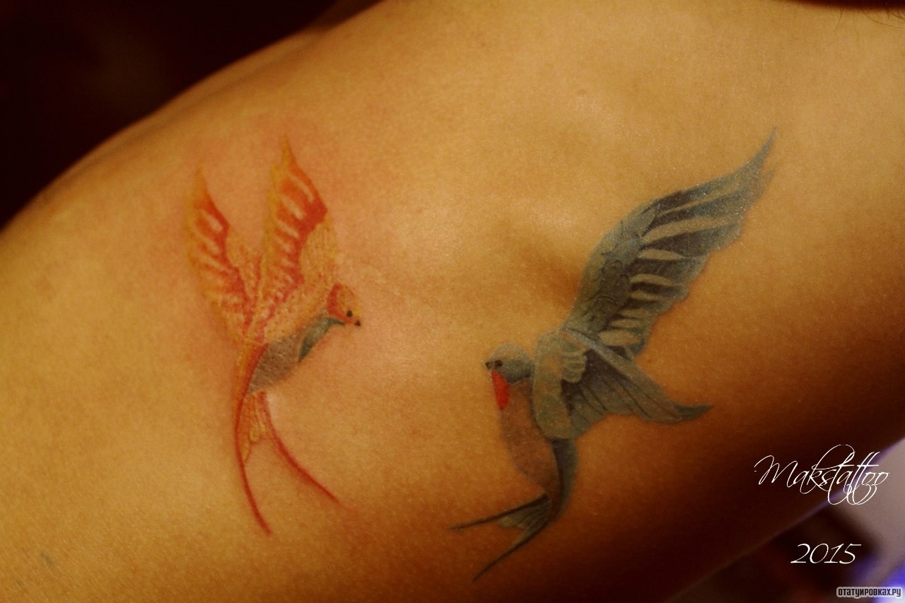 Фотография татуировки под названием «Две ласточки»