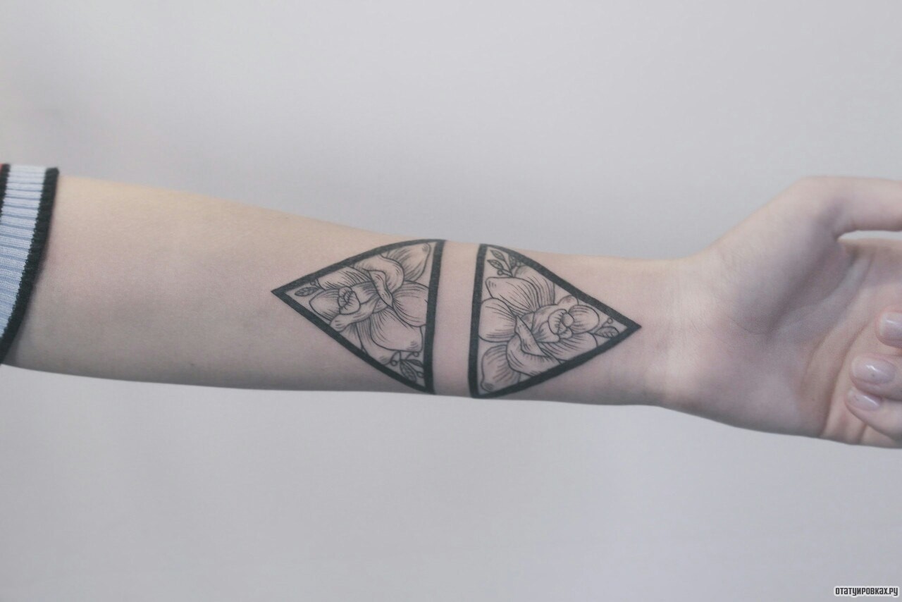 Фотография татуировки под названием «Цветы в треугольниках»