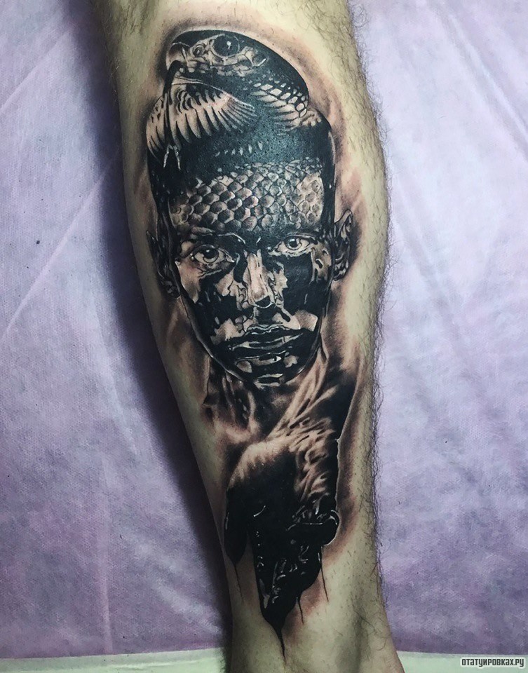 Фотография татуировки под названием «Человек змея»