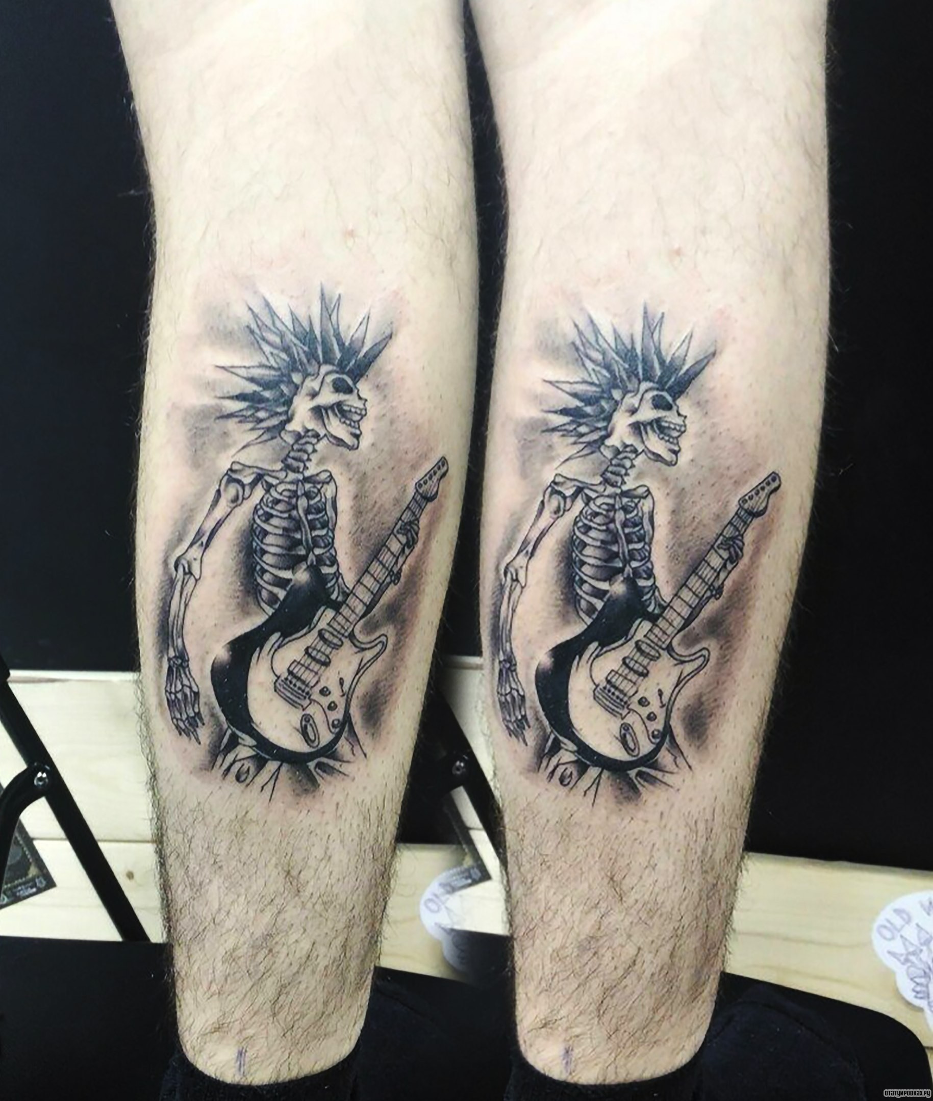 Фотография татуировки под названием «Скелет с гитарой»