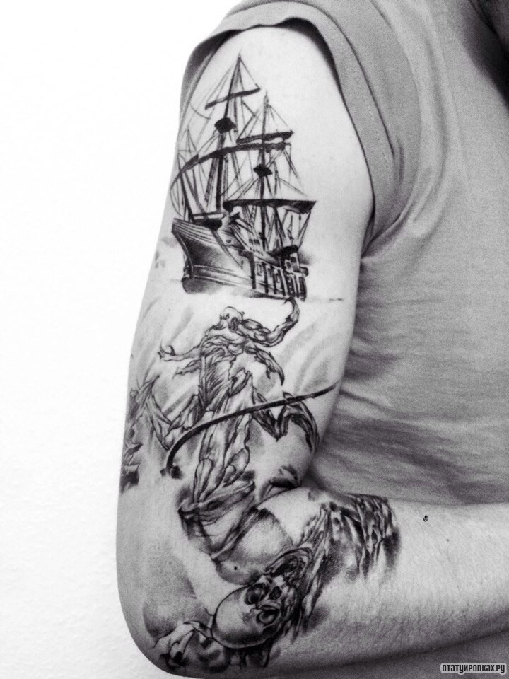 Фотография татуировки под названием «Корабль и тритон»