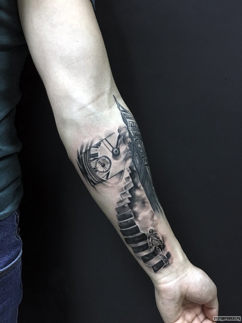 Фотография татуировки под названием «Часы с лестницей»