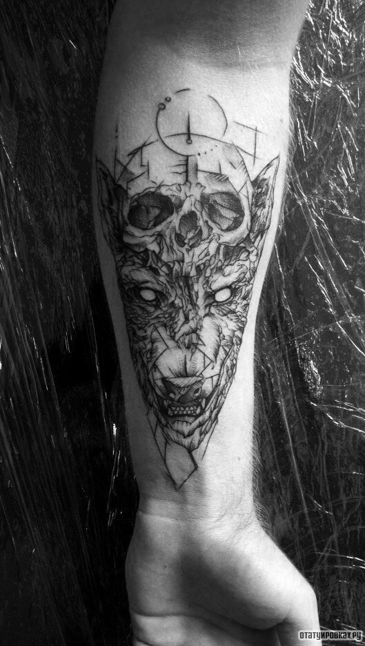 Фотография татуировки под названием «Волк с черепом»