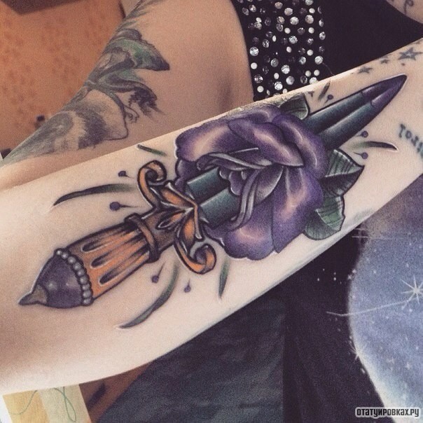 Фотография татуировки под названием «Кинжал с розой»