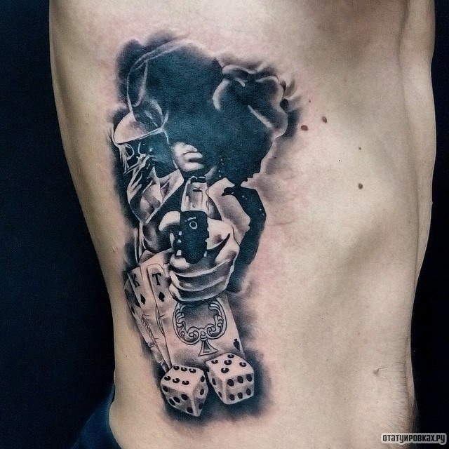 Фотография татуировки под названием «Пистолет, карты, кубики»