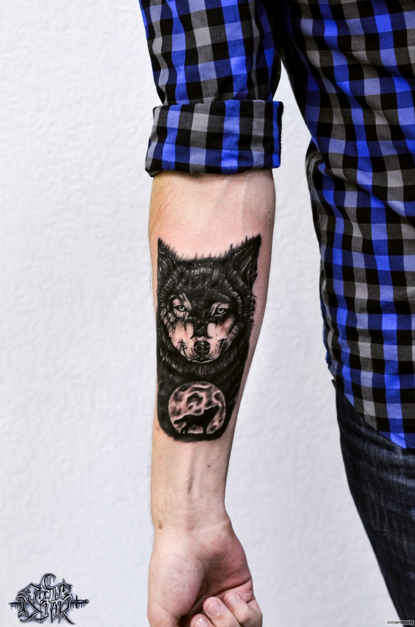 Фотография татуировки под названием «Черный волк воет на луну»
