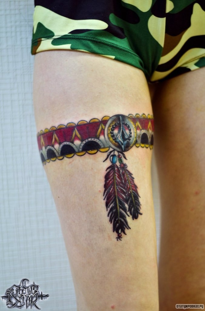 Фотография татуировки под названием «Браслет на ноге с перьями»