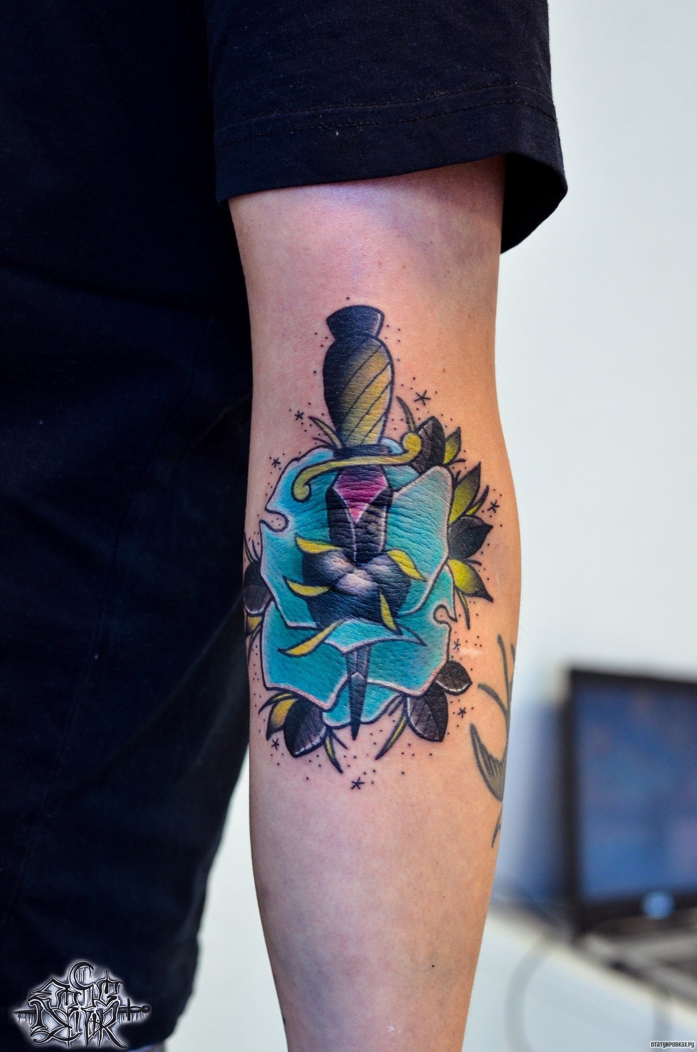 Фотография татуировки под названием «Кинжал и голубая роза»