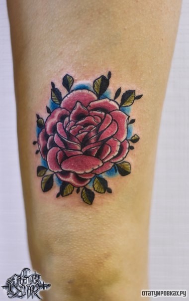 Фотография татуировки под названием «Роза с зелеными листьями»