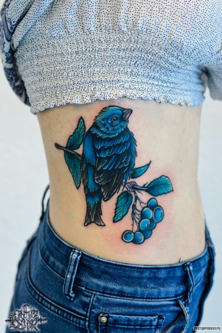Фотография татуировки под названием «Птичка на ветке черной рябины»