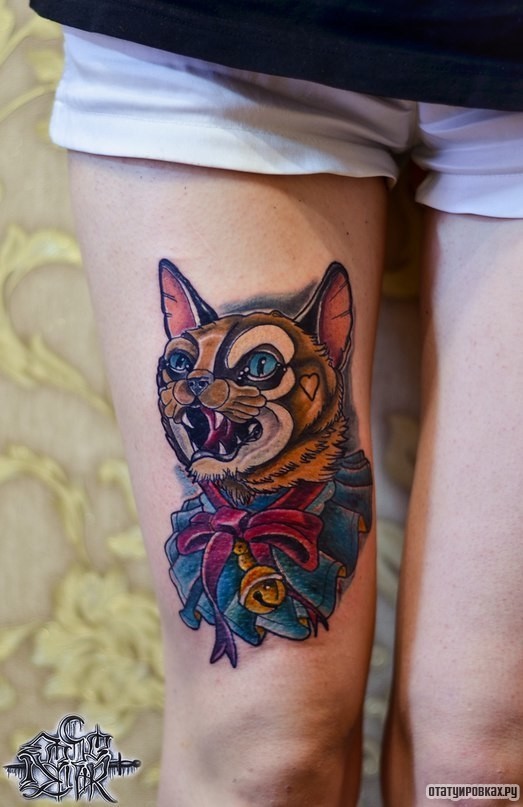 Фотография татуировки под названием «Кошка с бантиком на шее»