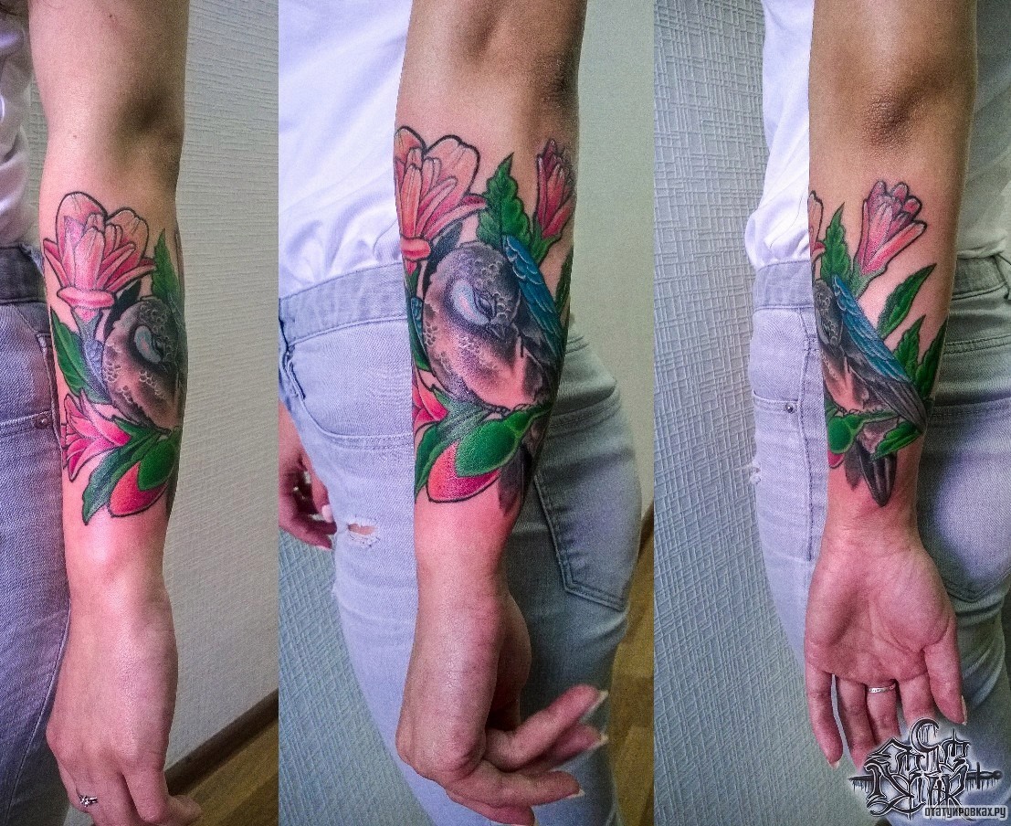 Фотография татуировки под названием «Птичка в цветке»