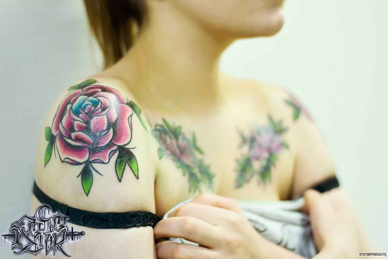 Фотография татуировки под названием «Роза на плече»