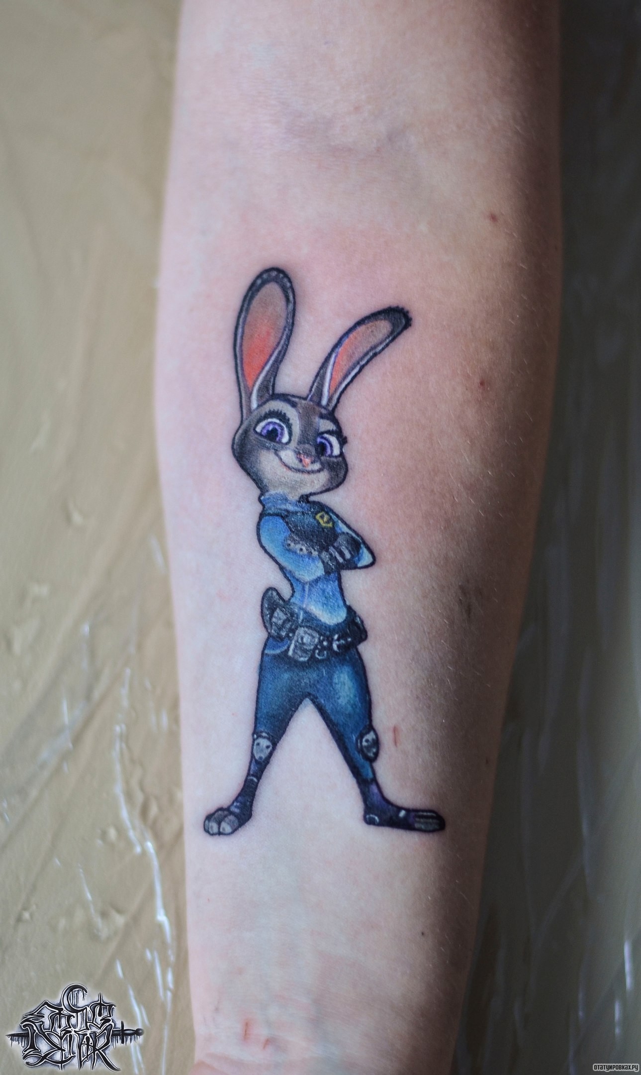 Фотография татуировки под названием «Заяц из мультика»