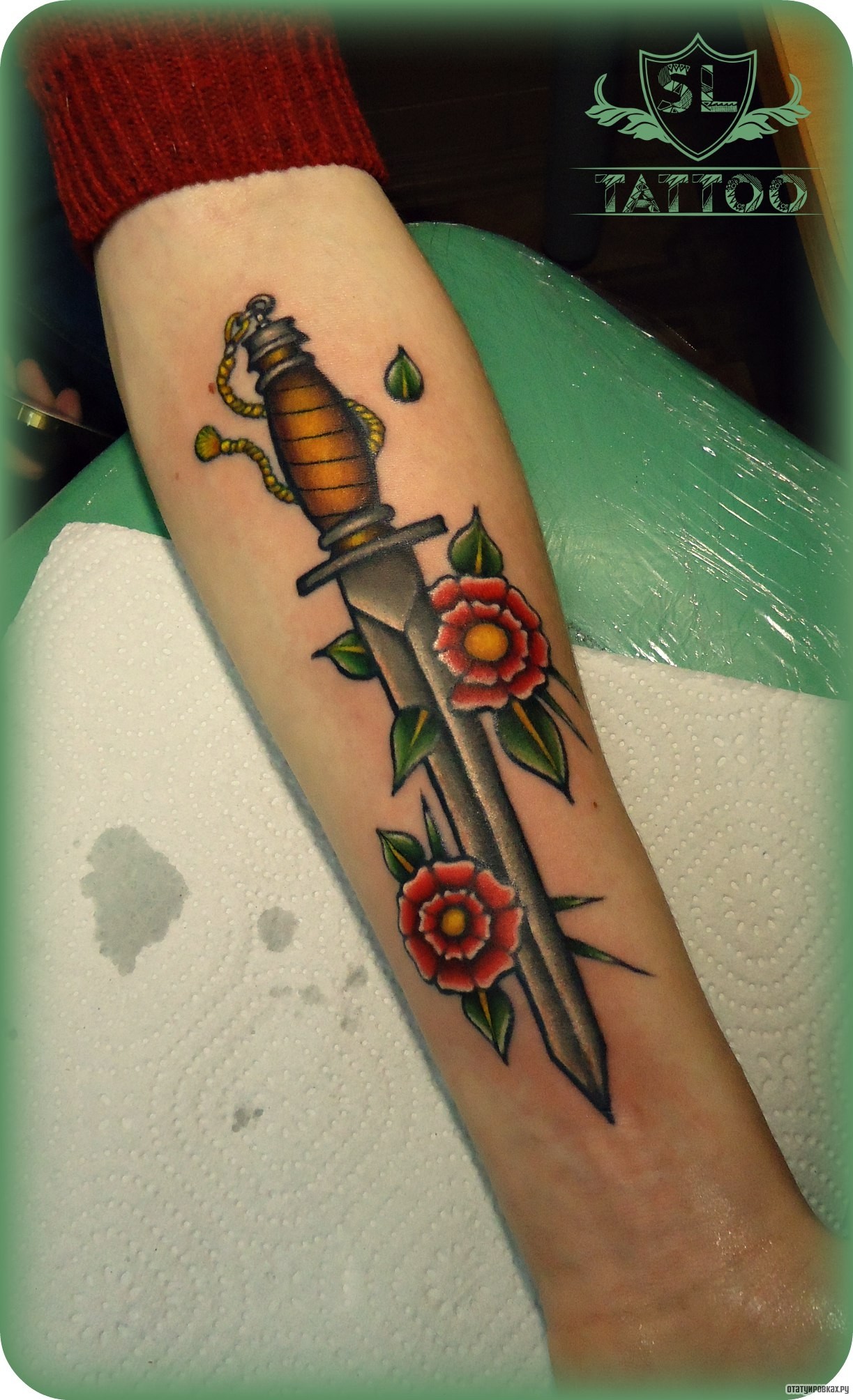 Фотография татуировки под названием «Кинжал и цветы»