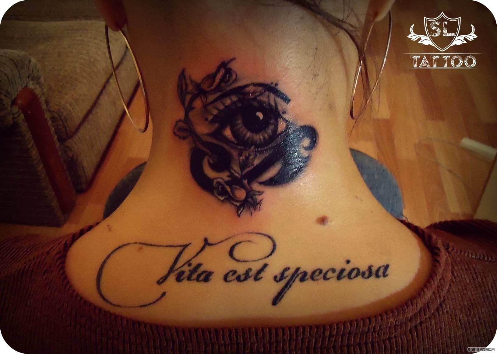 Фотография татуировки под названием «Глаз, узоры, надпись»