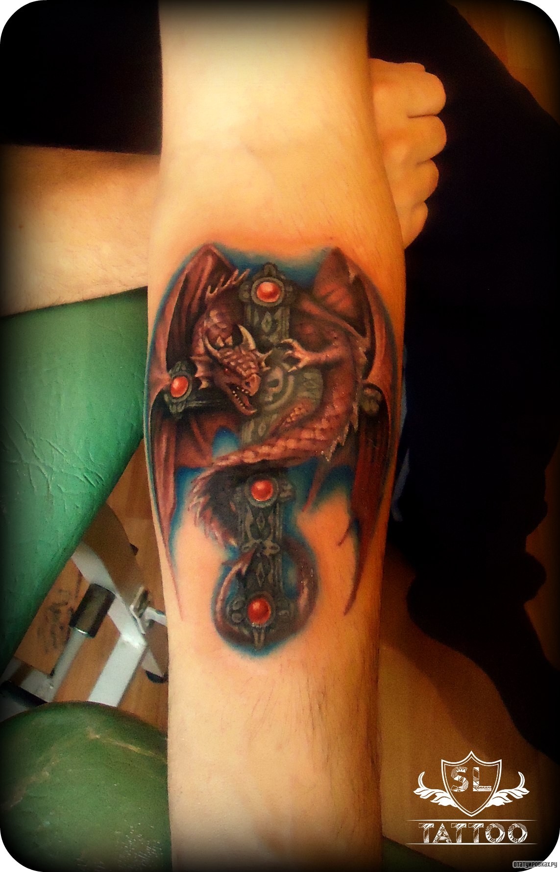 Фотография татуировки под названием «Дракон вокруг креста»