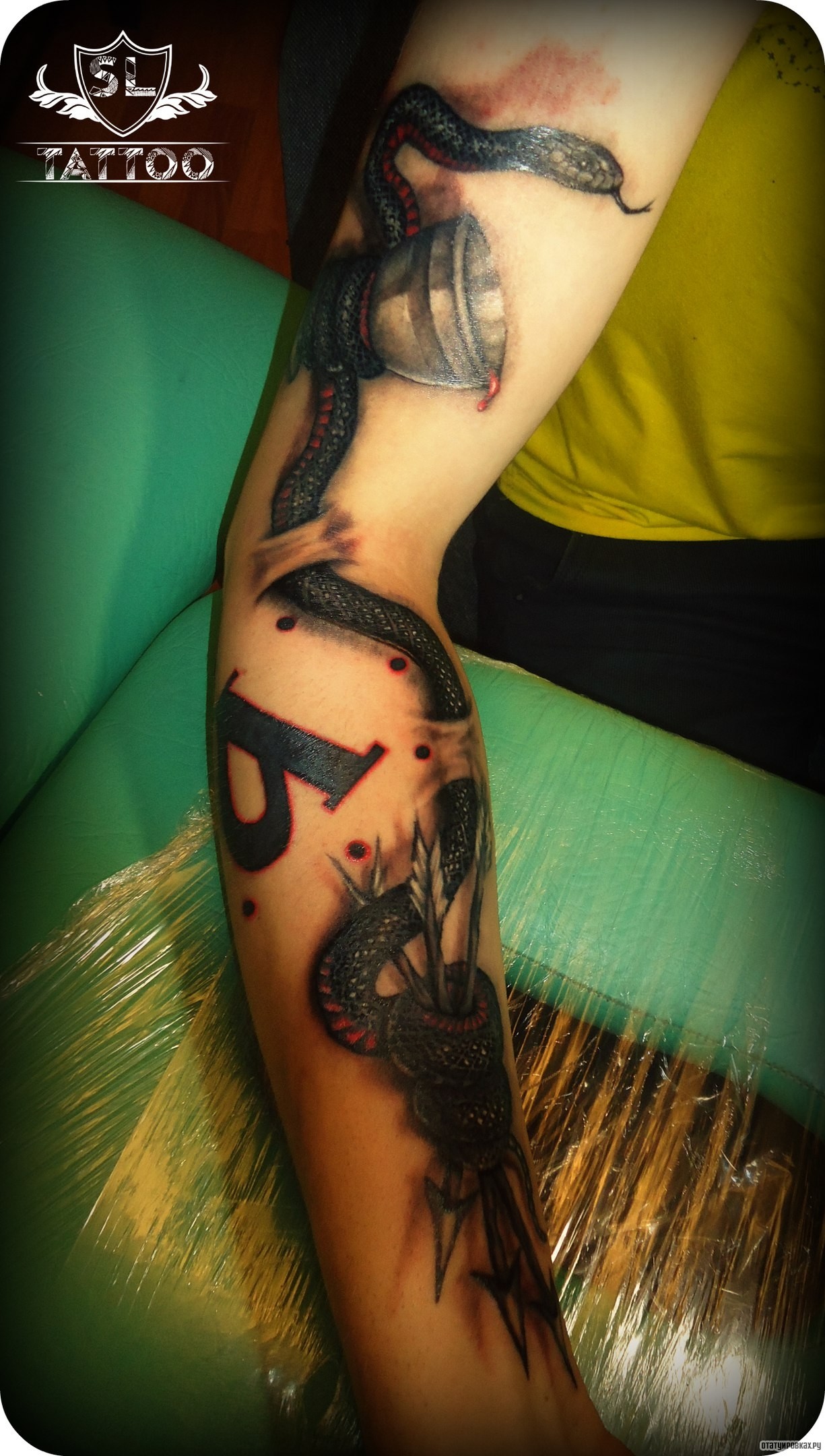Фотография татуировки под названием «Змея сквозь кожу»