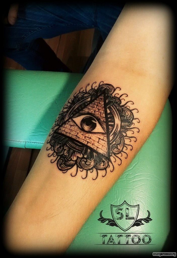 Фотография татуировки под названием «Всевидящее око и узоры»