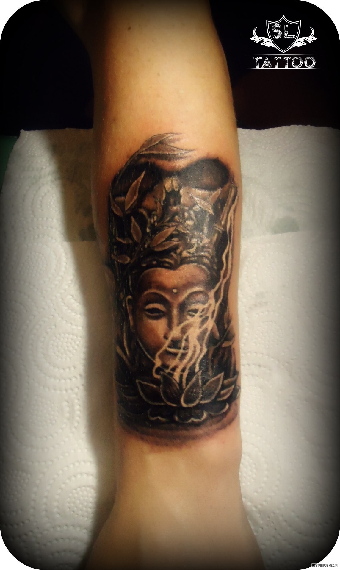 Фотография татуировки под названием «Лицо будды и лотос»