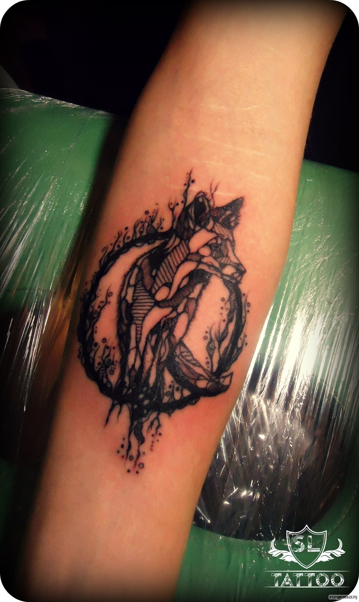 Фотография татуировки под названием «Лиса в круге»