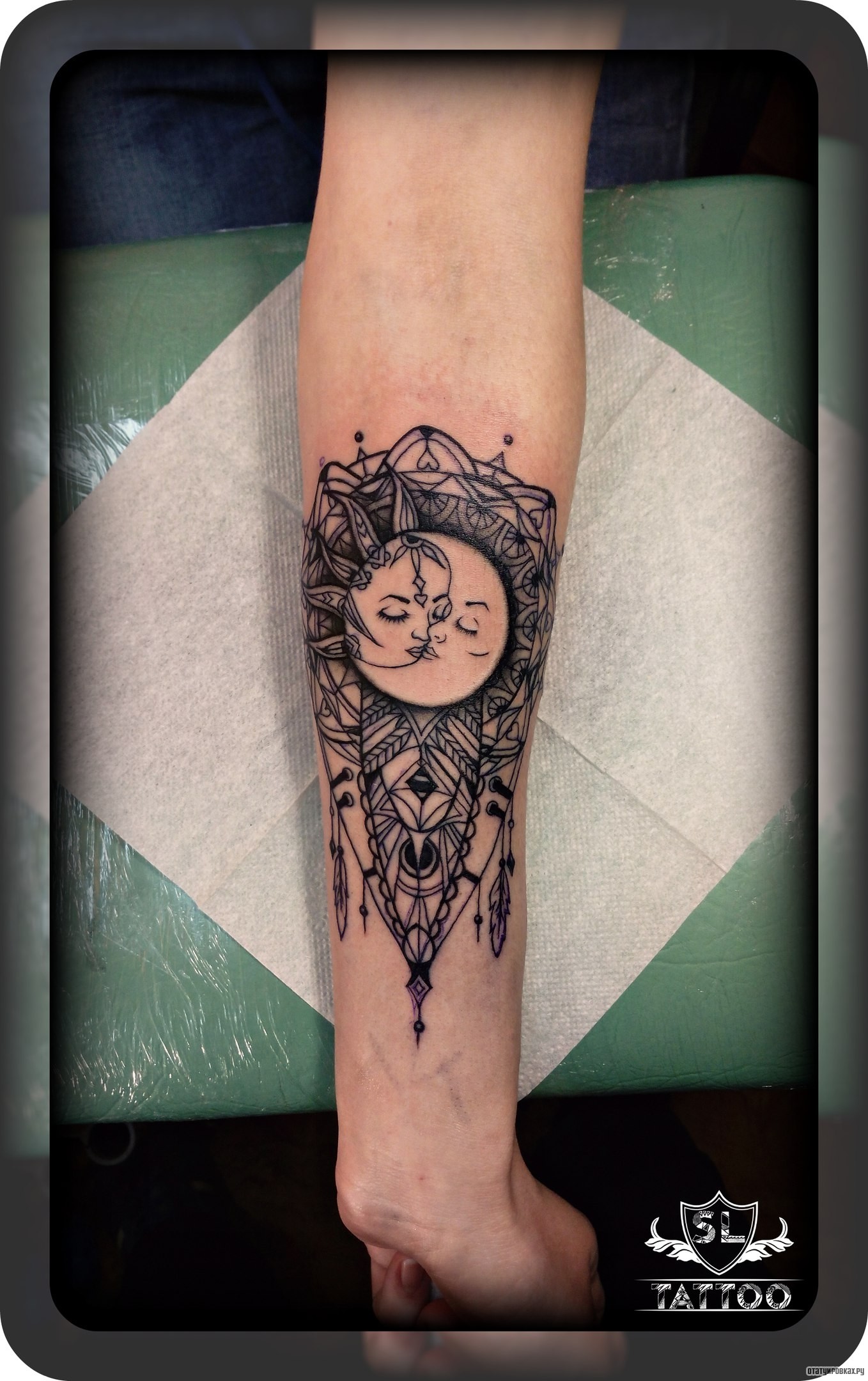 Фотография татуировки под названием «Солнце целует луну узор»