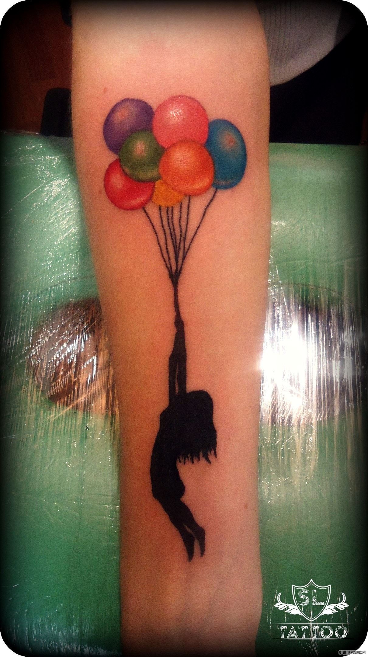 Фотография татуировки под названием «Девочка летит на шариках»
