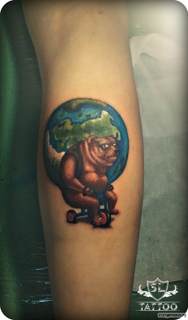 Фотография татуировки под названием «Медведь на велосипеде на фоне земного шара»