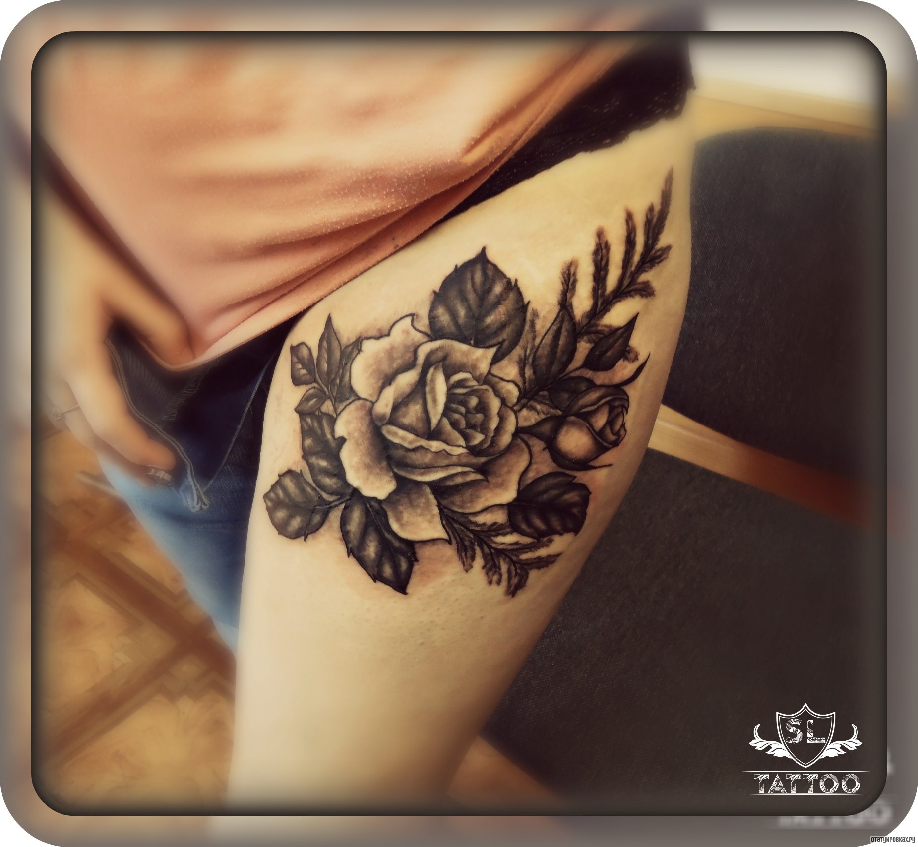 Фотография татуировки под названием «Розы с ветками»