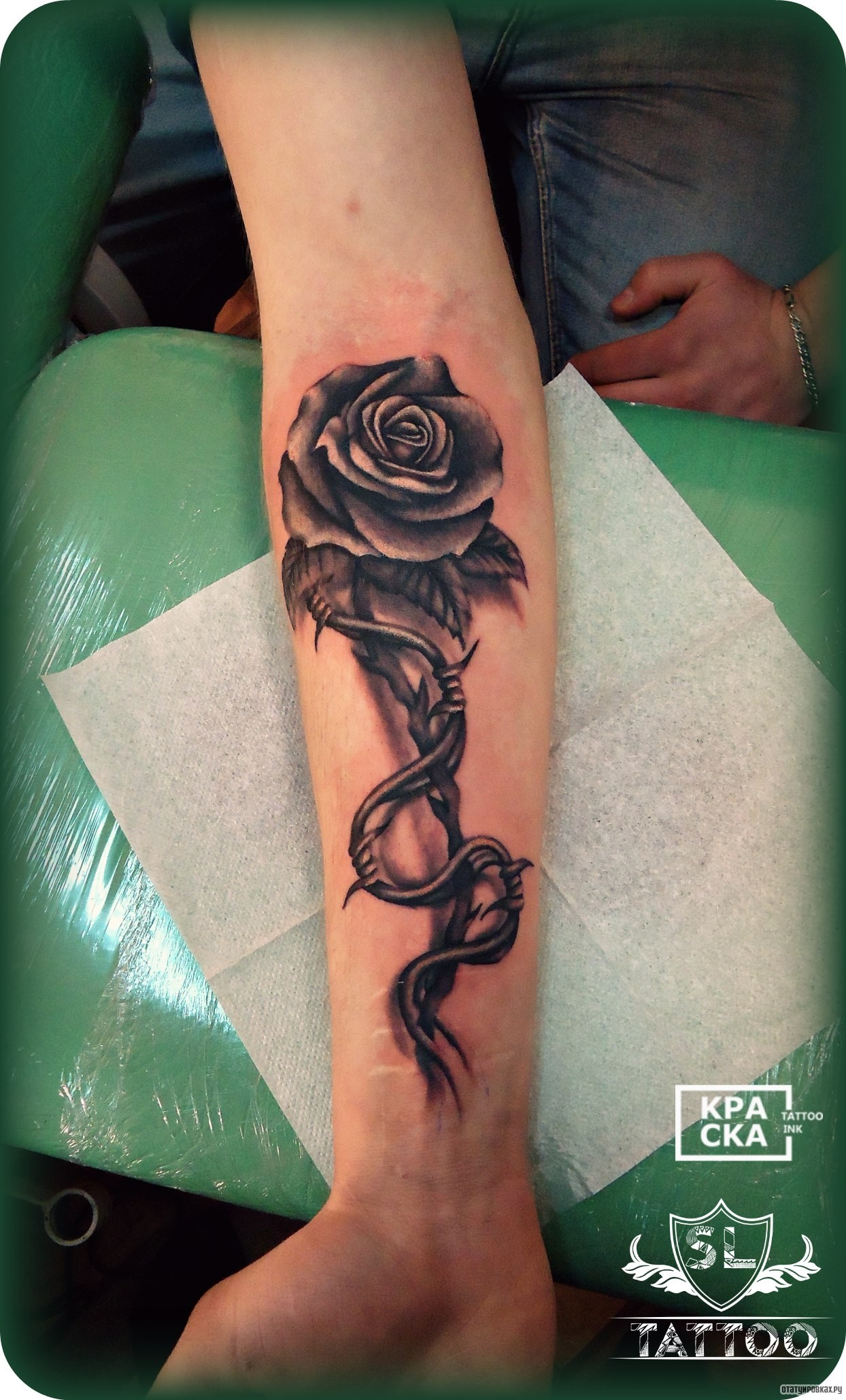 Фотография татуировки под названием «Роза с колючей проволокой»