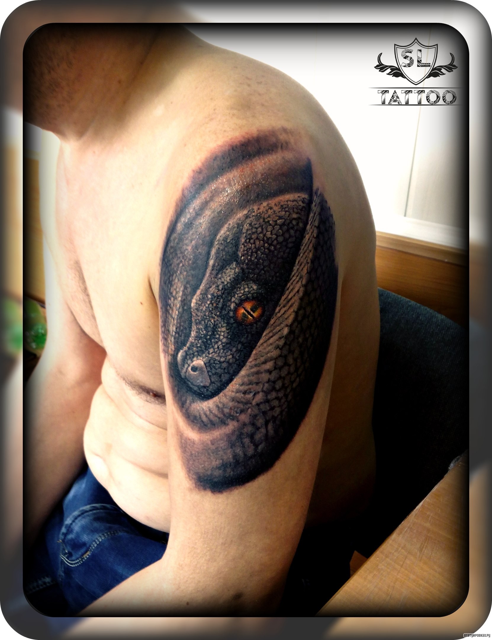 Фотография татуировки под названием «Змея клубком»