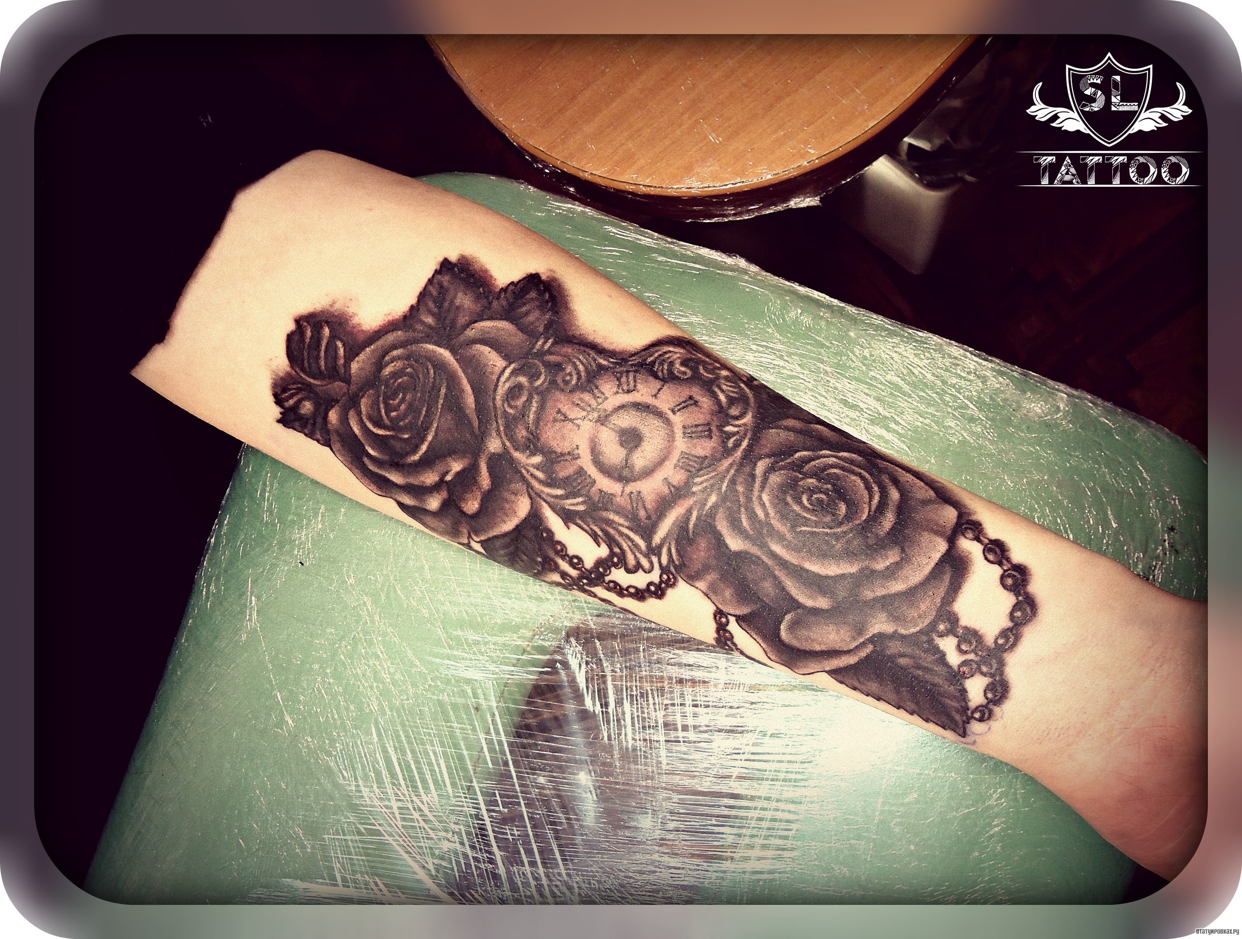 Фотография татуировки под названием «Роны, часы в сердце»