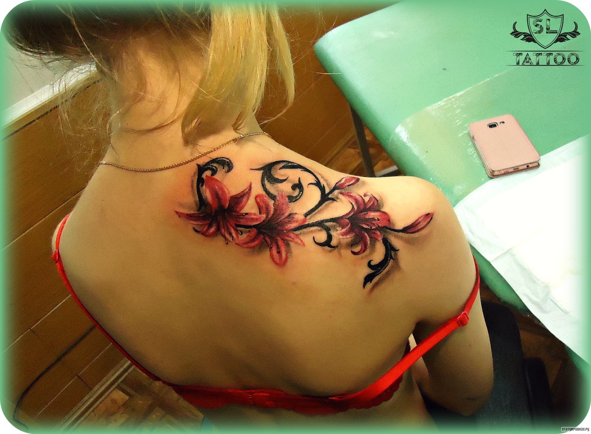 Фотография татуировки под названием «Лилии в узоре»