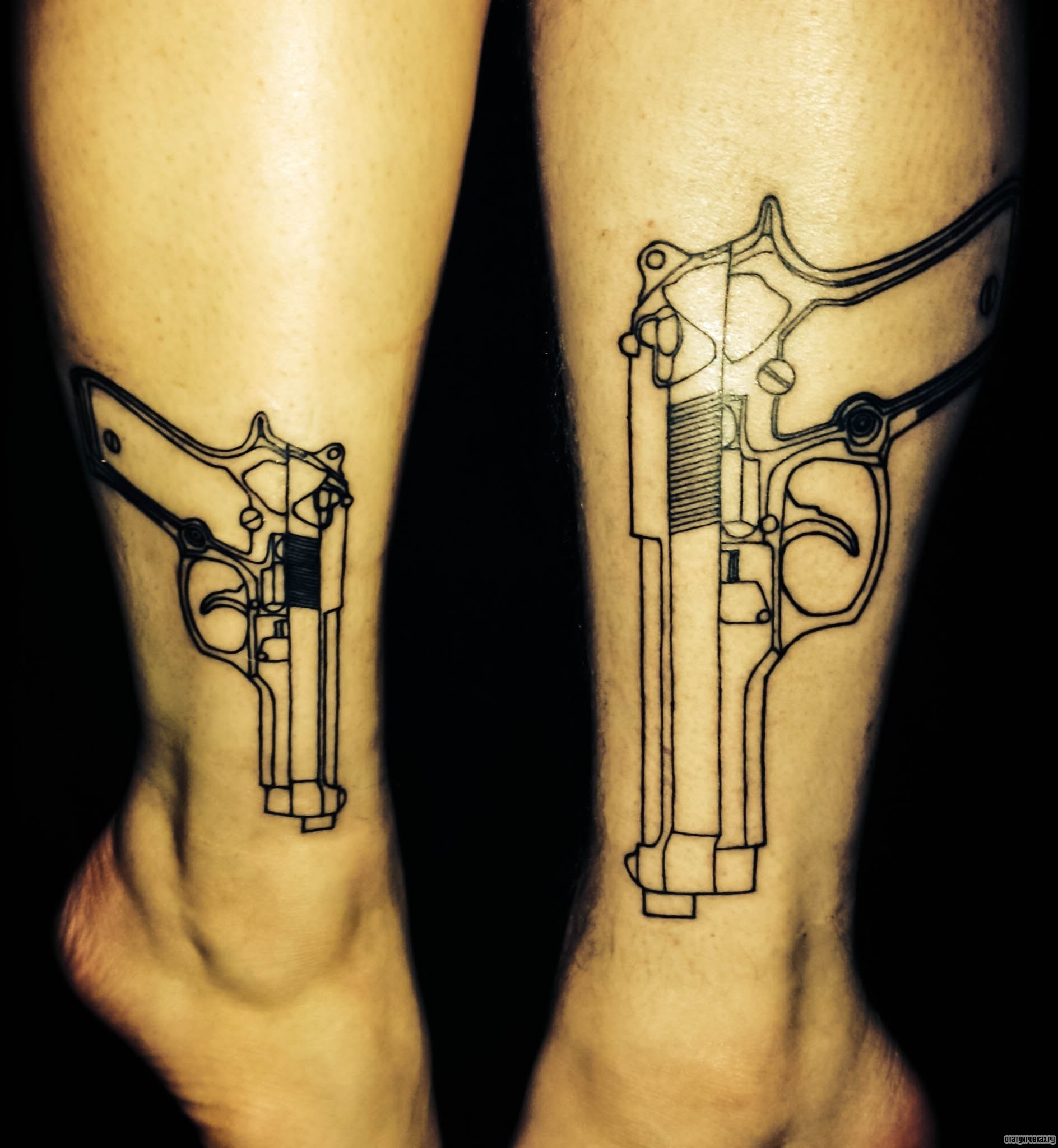 Фотография татуировки под названием «Два пистолета»