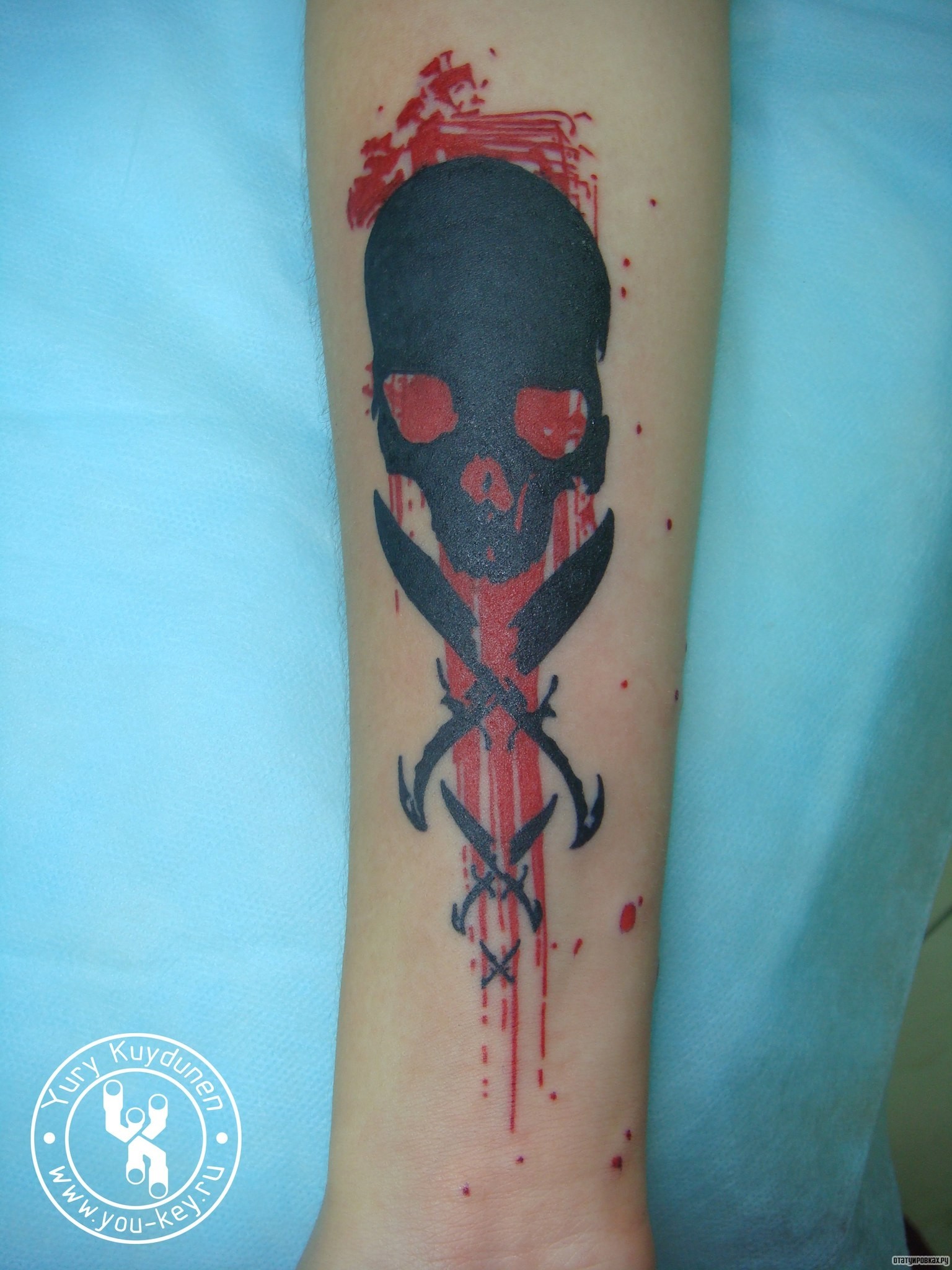 Фотография татуировки под названием «Череп с ножами треш полька»