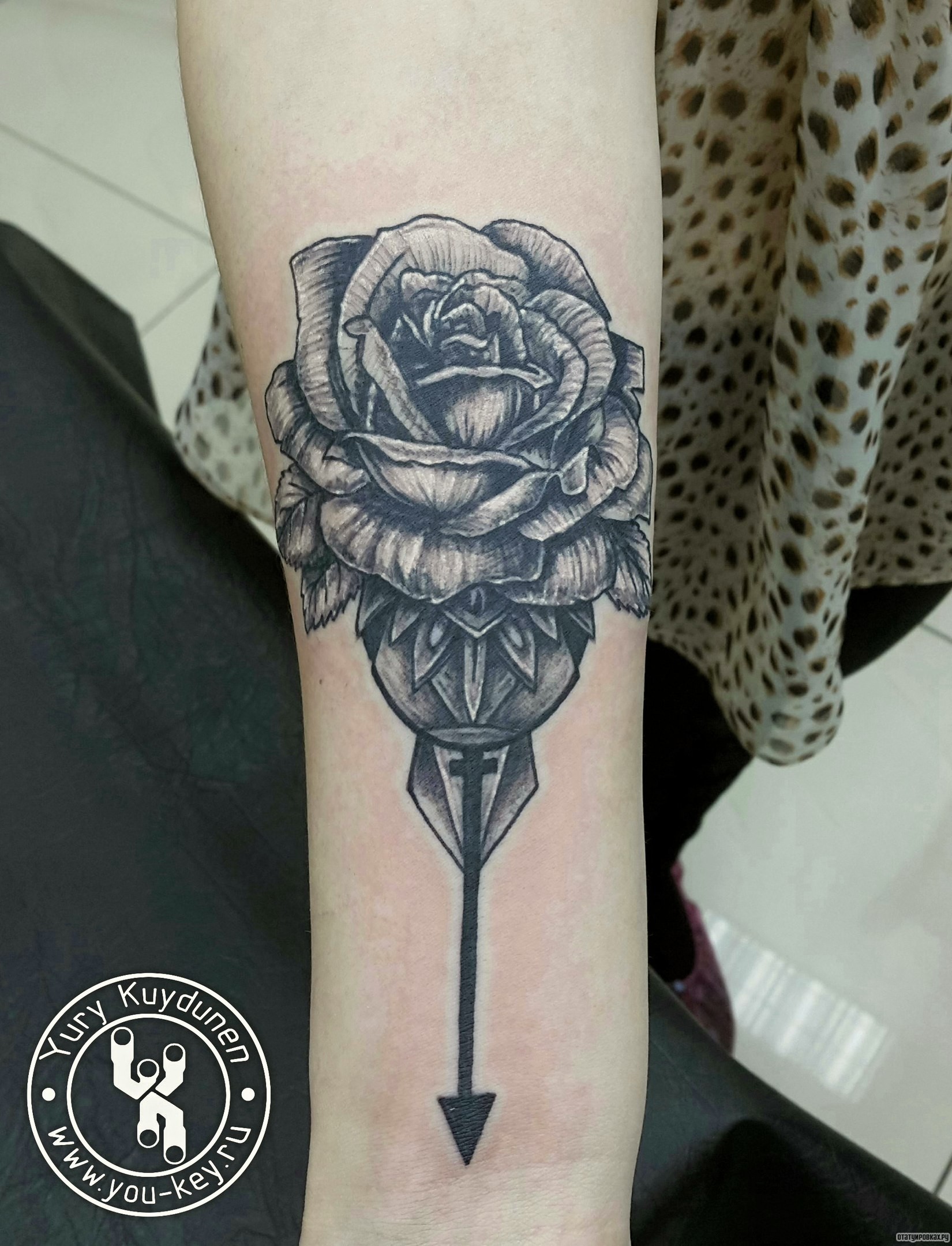 Фотография татуировки под названием «Роза со стрелой»