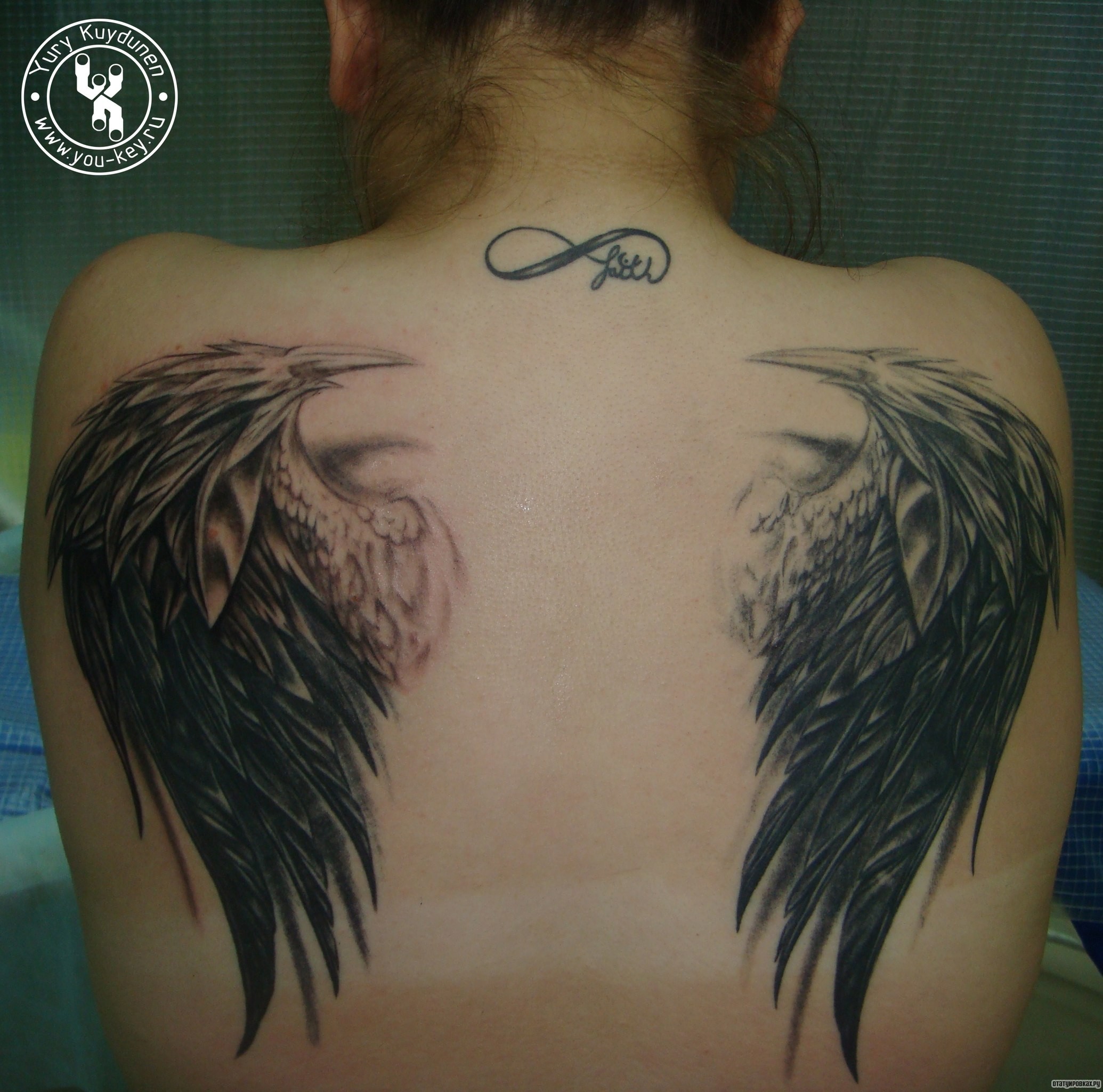 Фотография татуировки под названием «Крылья и бесконечность»
