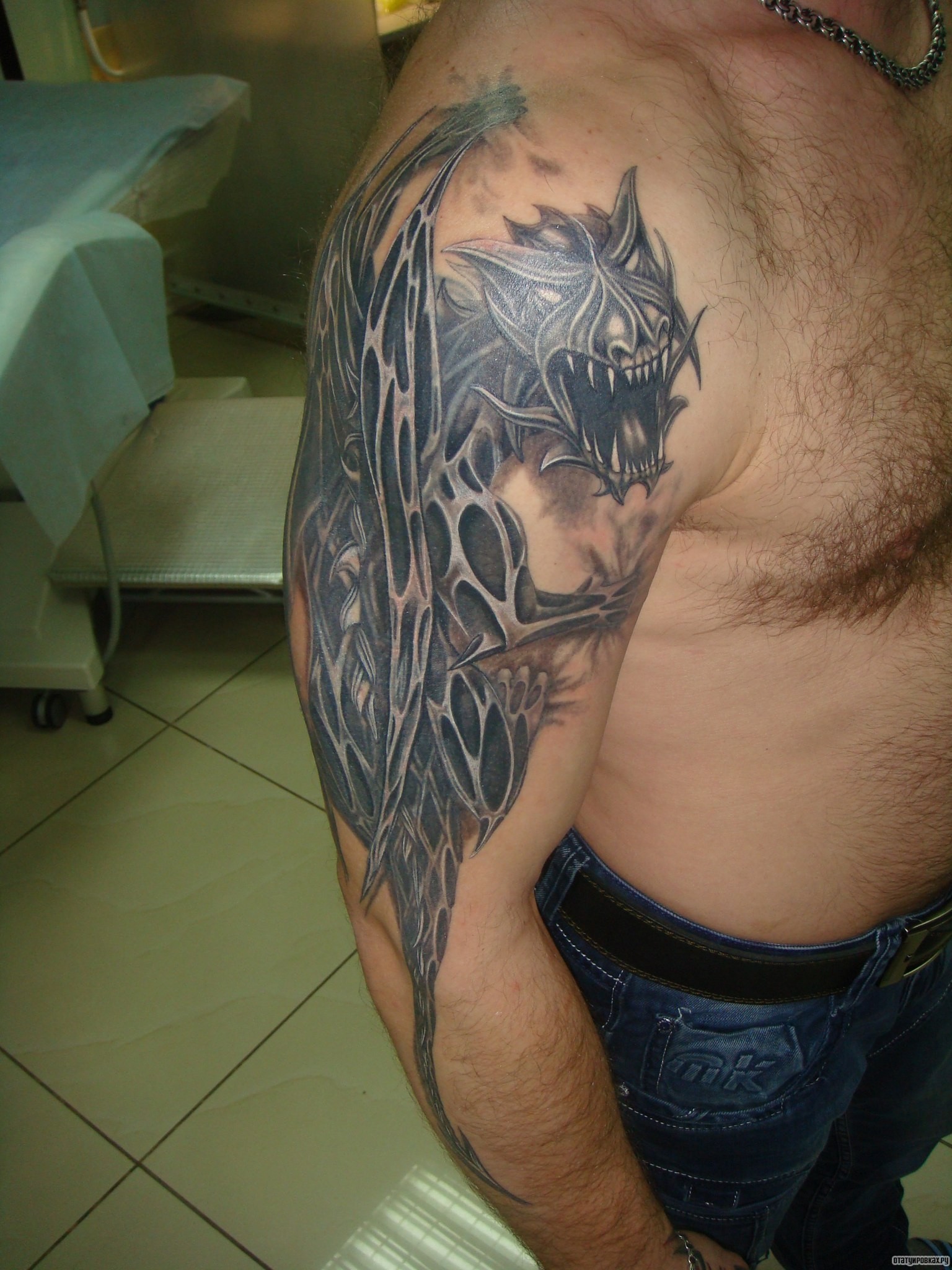 Фотография татуировки под названием «Дракон с оскалом»