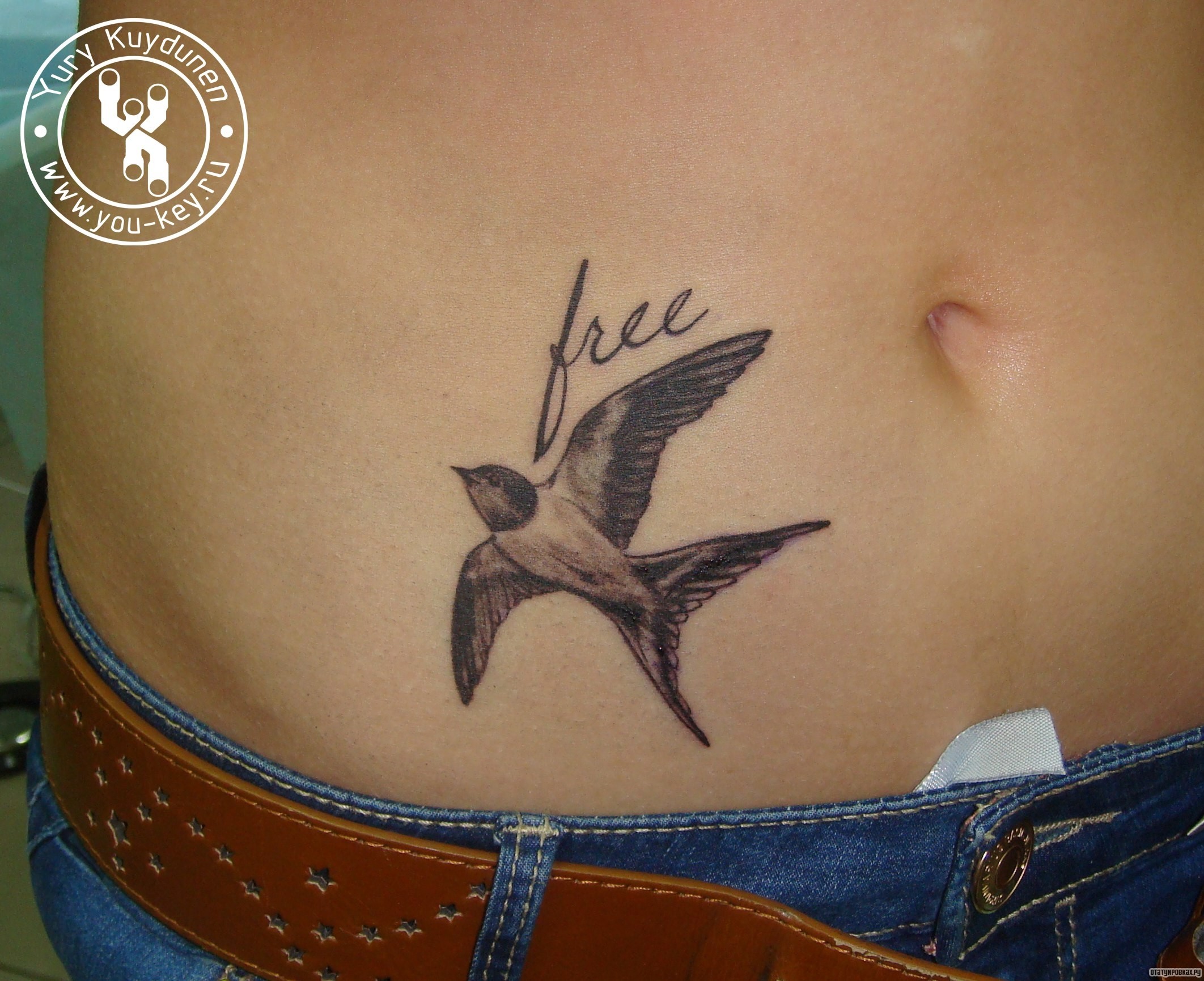 Фотография татуировки под названием «Ласточка и надпись free»