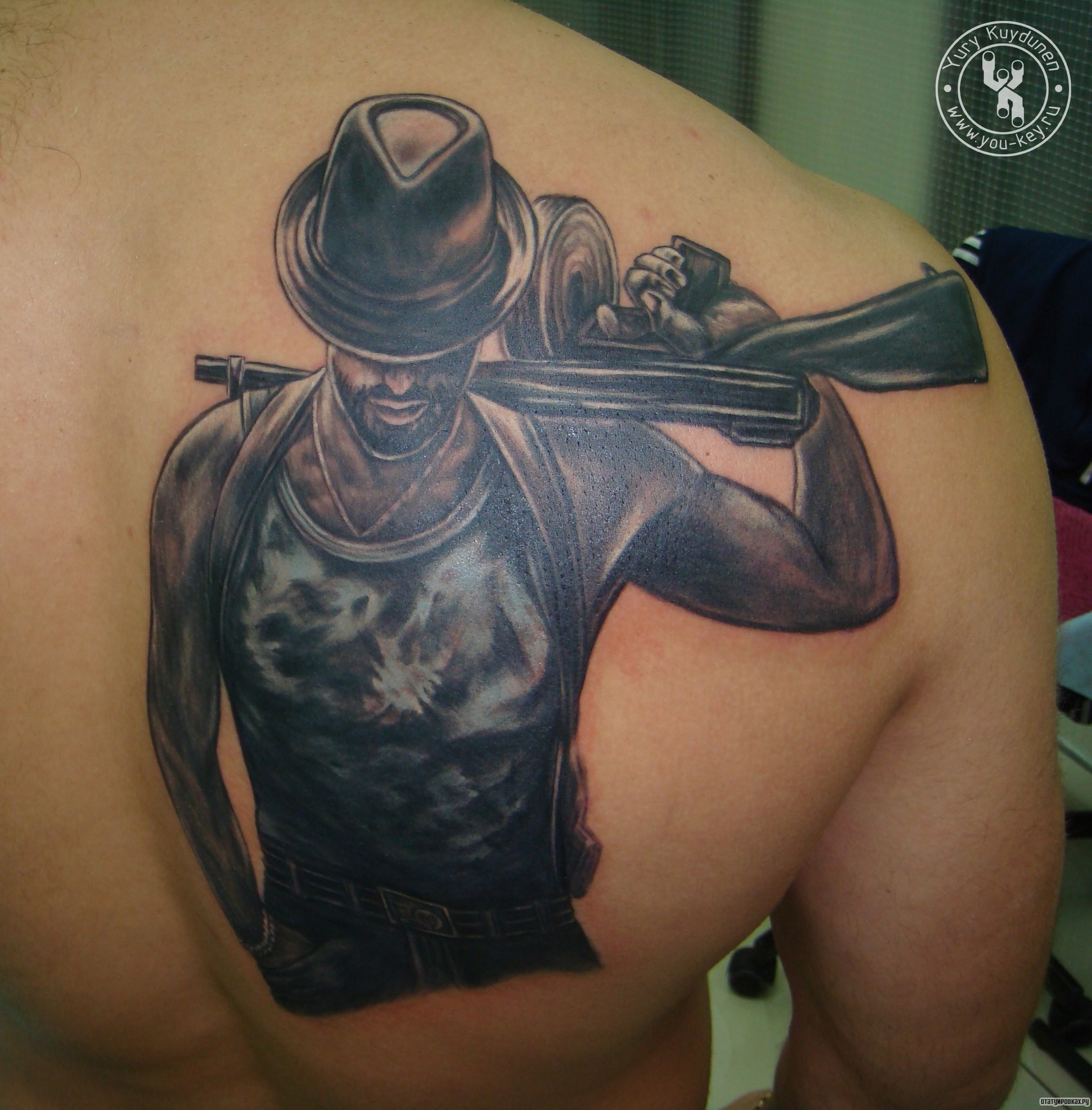 Фотография татуировки под названием «Человек с пулеметов»