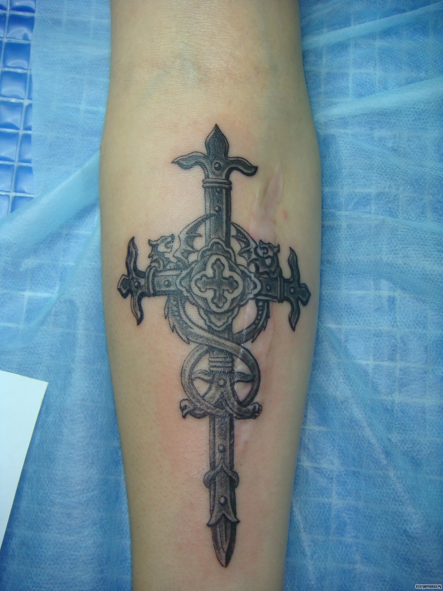 Фотография татуировки под названием «Крест узор»