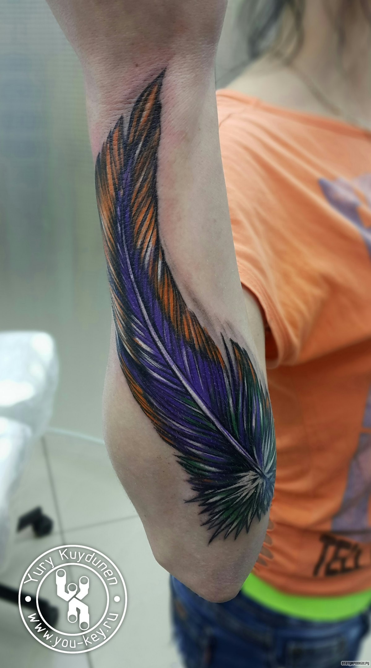 Фотография татуировки под названием «Перо разноцветное»