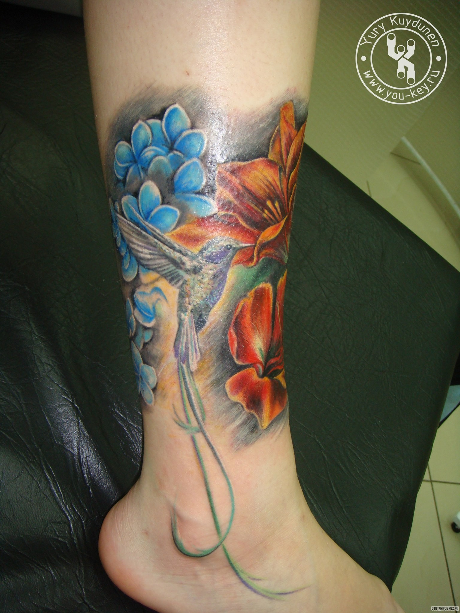 Фотография татуировки под названием «Колибри у лилий»