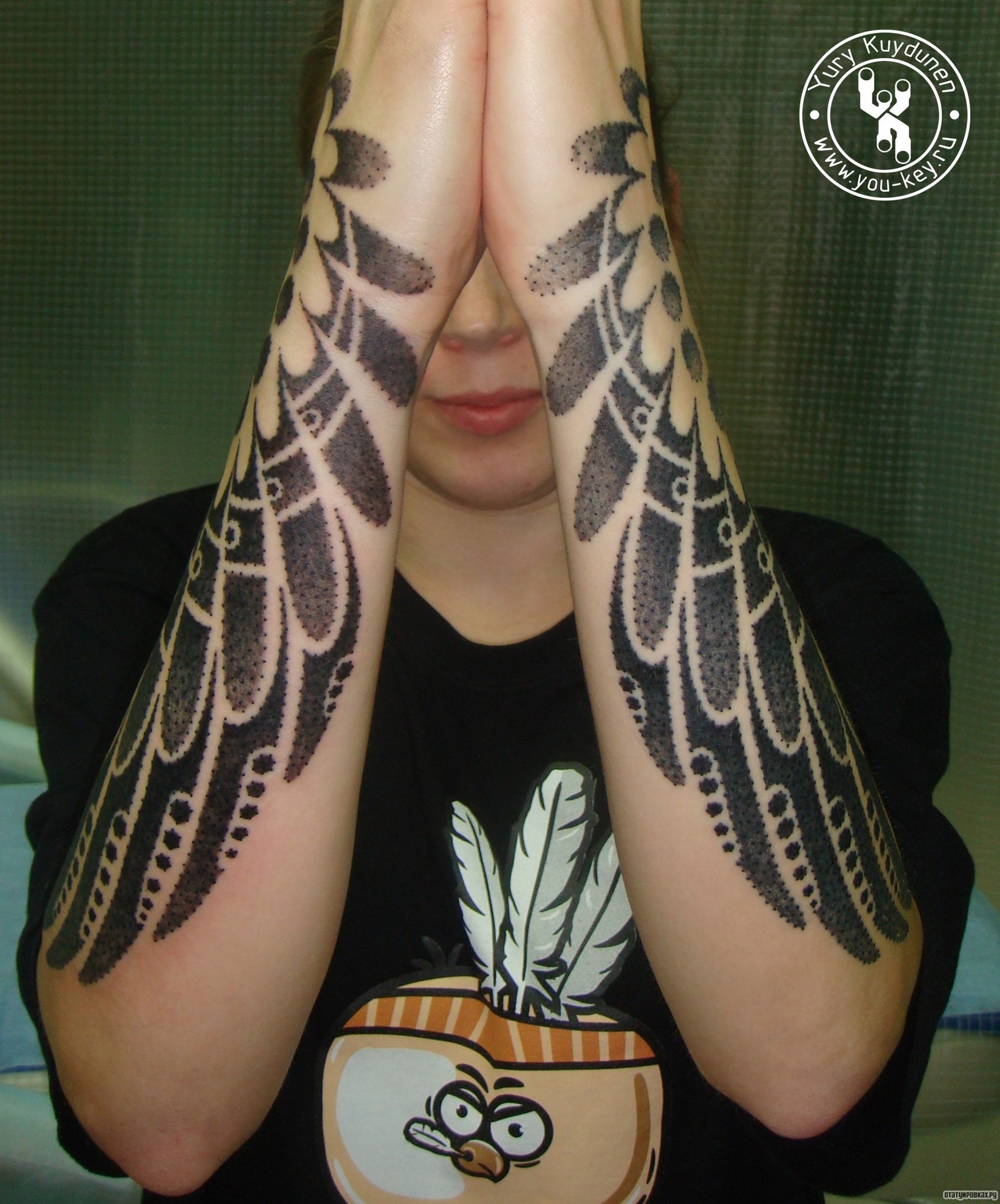 Фотография татуировки под названием «Узоры в виде перьев»