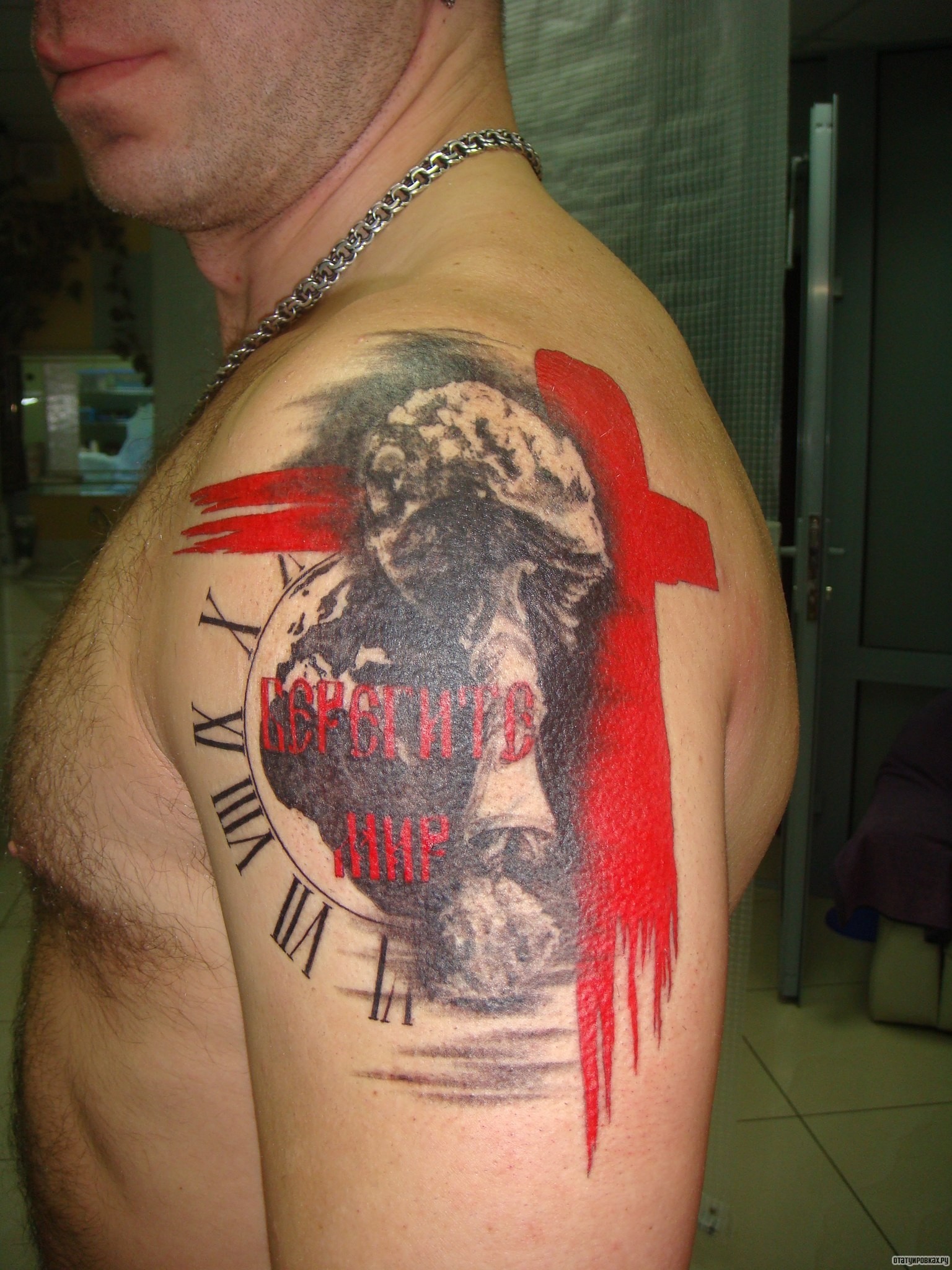 Фотография татуировки под названием «Ядерный взрыв и надпись берегите мир»