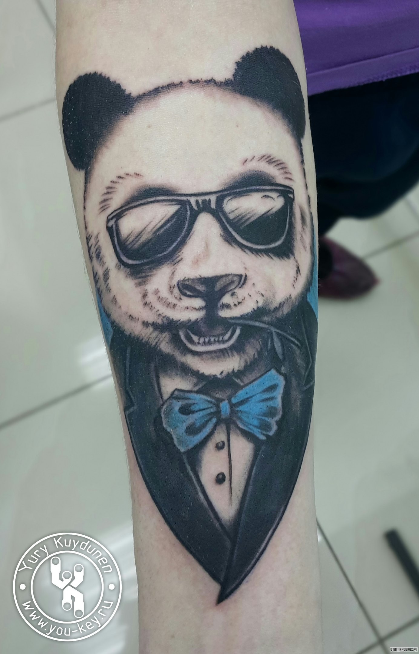 Фотография татуировки под названием «Панда в костюме и очках»